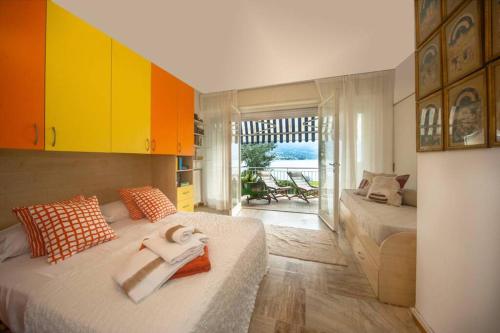 马罗内Casa Rodella的一间卧室设有两张床和黄色橱柜。