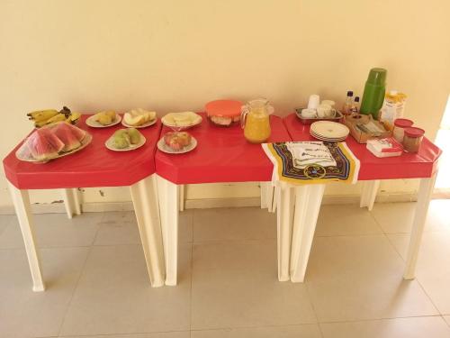 圣米格尔-杜斯米拉格里斯Propriedade patolo的红色桌子,上面有食物盘