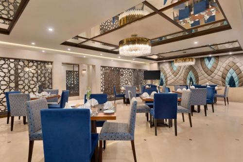 Ramada by Wyndham Lahore Gulberg II餐厅或其他用餐的地方