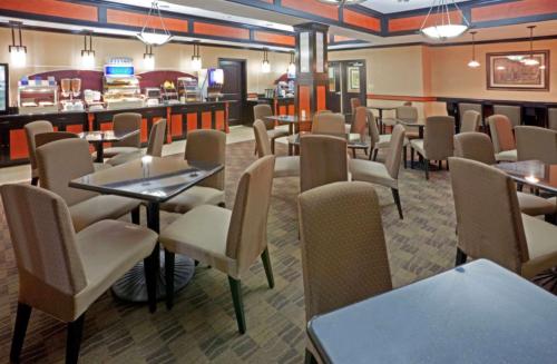 Comfort Inn & Suites Dallas Medical-Market Center餐厅或其他用餐的地方