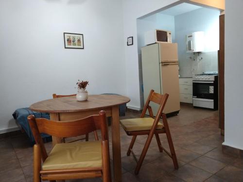 马德普拉塔Monoambiente PLENO centro的厨房配有桌椅和冰箱。