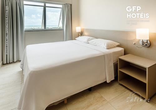 萨利诺波利斯SALINAS PARK - GAV Resorts的窗户客房内的一张白色床