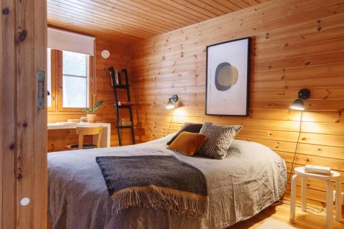 基尔科努米Katve Nature Retreat的卧室配有木墙内的一张床