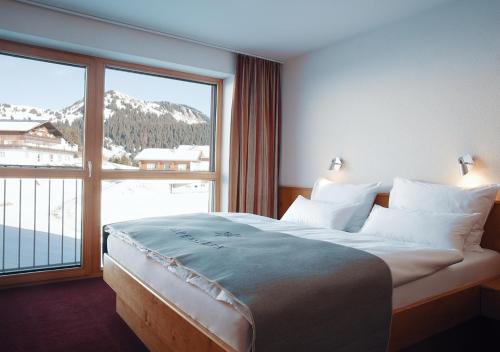 达米尔斯阿尔贝斯特酒店的一间卧室设有一张大床和一个大窗户