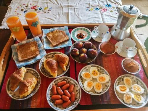 VingláfiaMegris Country Houses的餐桌上摆放着早餐食品和橙子