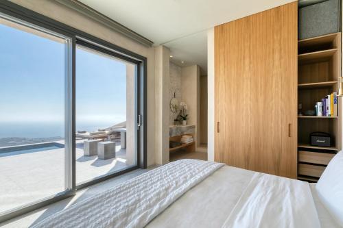 Santorini Sky, Luxury Resort客房内的一张或多张床位