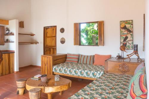 米卡Mundo Nuevo Eco Lodge的客厅配有沙发和桌子