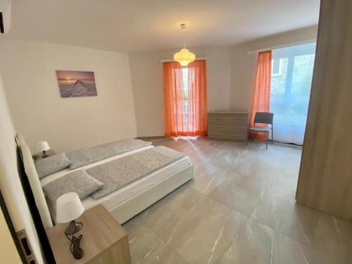 洛迦诺Lungolago Rosso的一间卧室配有一张床、一张桌子和一个窗户。