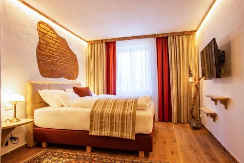 格拉茨Gasthof Lend-Platzl的一间卧室设有一张床和一个大窗户