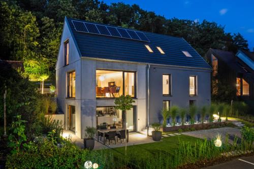 康斯坦茨Tolle Ferienwohnung Le Gira mit eigenem Garten的屋顶上设有太阳能电池板的房子