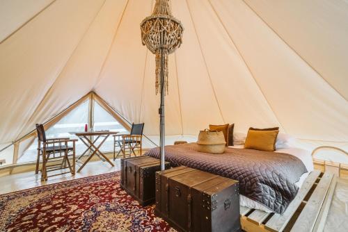 TomerongThe Woods Farm Jervis Bay的帐篷内一间卧室,配有一张床