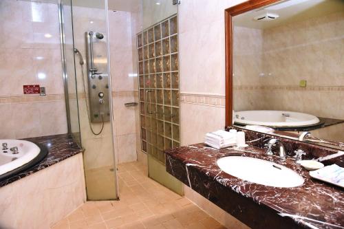 宜兰市英格兰精品汽车旅馆的一间带两个盥洗盆和淋浴的浴室