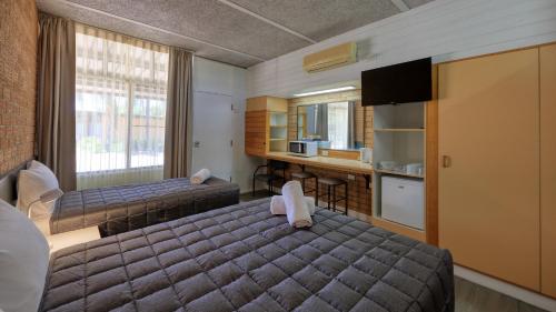 贡迪温迪古迪文迪汽车旅馆的酒店客房带两张床和厨房