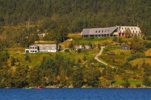 约尔珀兰Hikers Camp, Part of Preikestolen BaseCamp的湖畔小山上的大房子