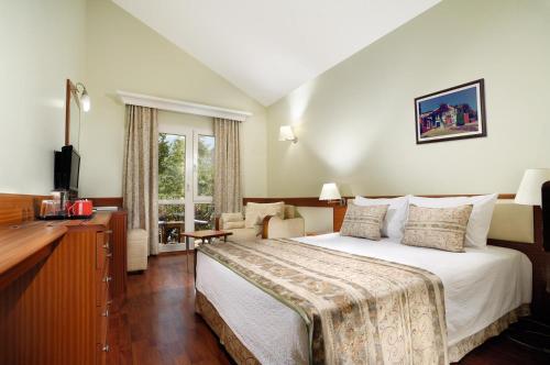 厄吕代尼兹贝尔塞奇兹海滩俱乐部度假村 – 全包的酒店客房设有一张大床和一张书桌。