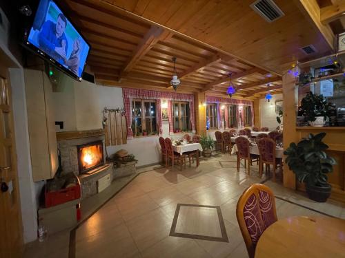 兹拉蒂博尔维拉乔基奇旅馆的带壁炉的餐厅和带桌子的用餐室