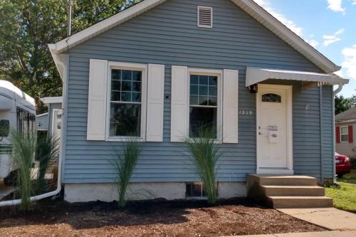 渥太华Main Street home near Starved Rock and Downtown Ottawa的蓝色的房子,有白色的门