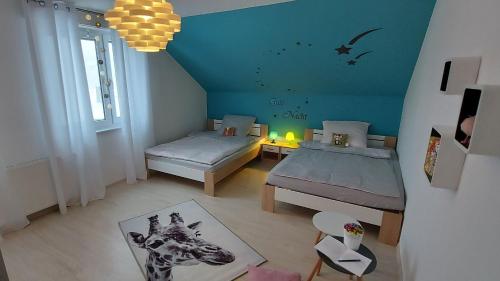 温特贝格Fewo Diego的一间小卧室,配有两张床和长颈鹿壁画