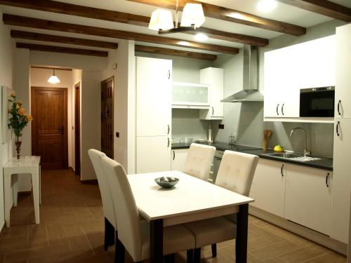 Villar del Humo卢瓦乐斯帕洛玛阿帕特门酒店的一间厨房,里面配有桌椅