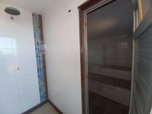 伊利利蓬塔尔罗查斯酒店的浴室里设有玻璃门淋浴