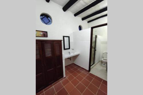 巴里查拉Casa Ceiba de Mirabel-Barichara的一间带水槽和卫生间的浴室