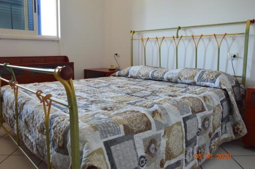 雷卡纳蒂港Appartamento Paradiso Azzurro的卧室里床上床有被子