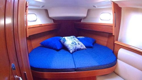 坎尼吉翁斯卡尼扎斯梅拉尔达船屋的船上的蓝色枕头小舱
