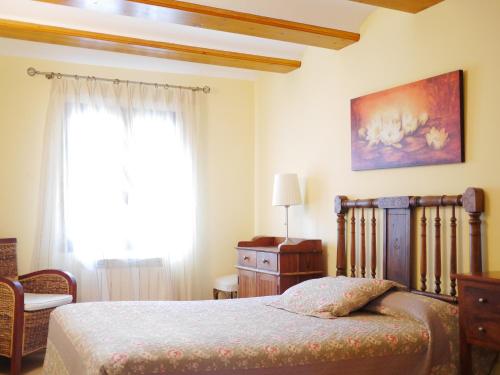 圣胡安德普兰Apartamentos Casa Cecilia的一间卧室设有一张床和一个窗口