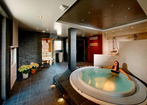 奥特罗特拉米弗里茨餐厅酒店的一间大浴缸里的女人