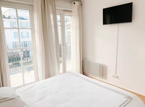 谢西Appartement 6 pers. à Disneyland Paris的白色的卧室设有床和窗户