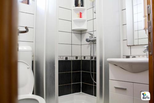 库普雷斯Adria的一间带卫生间和水槽的小浴室