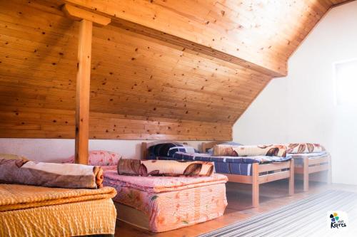 库普雷斯Adria的客房设有几张沙发和木制天花板