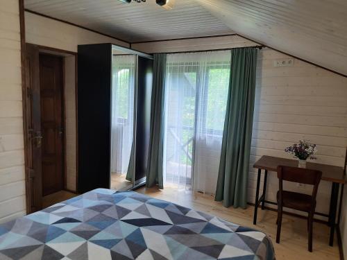 皮利佩齐Під Боржавою的卧室配有床、桌子和窗户。