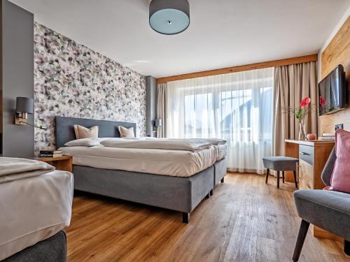 伊姆斯特Stadthotel EGGERBRÄU的一间酒店客房,配有一张床和一台电视