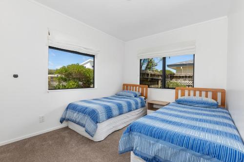 Bream Bay Bach - Ruakaka Holiday Home客房内的一张或多张床位