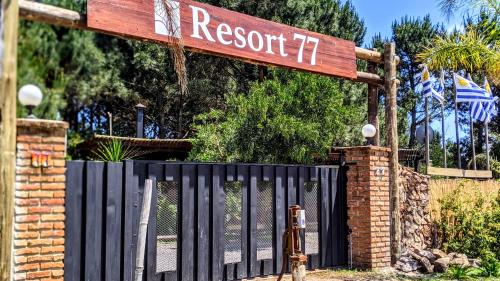 皮里亚波利斯Resort 77的黑色的大门,上面有读度假村的标志