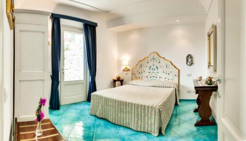 拉维罗圣卡斯马别墅的酒店客房设有床和窗户。