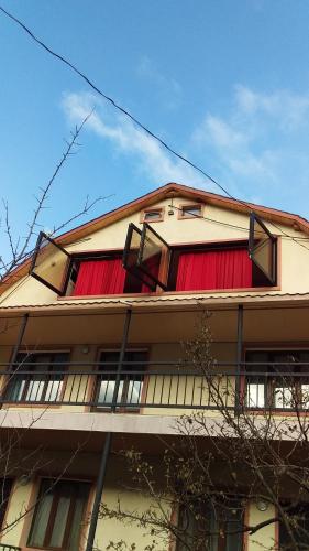 SuramiResort Hotel surami的建筑的侧面有红色窗帘