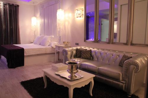 巴塞罗那浪漫巴塞罗那公寓 的客厅配有沙发和1张床