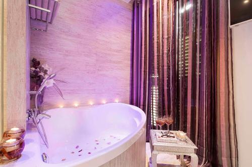 巴塞罗那浪漫巴塞罗那公寓 的浴室配有带灯的浴缸。