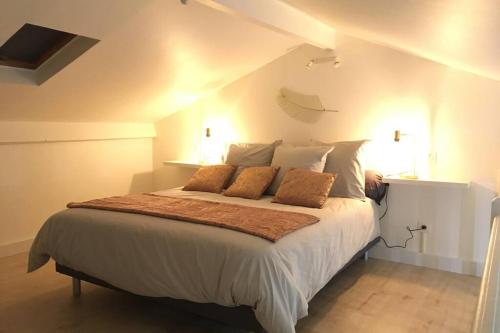菲里亚尼Appartement neuf entre mer et montagne.的卧室配有一张带两个枕头的大白色床