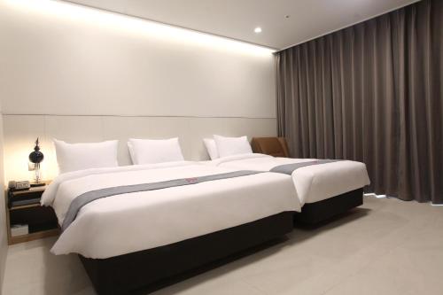 Hotel Skypark DaejeonⅠ客房内的一张或多张床位