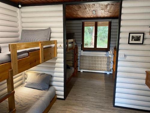 StrathblaneRiver Run Lodge的客房设有两张双层床和一扇窗户。