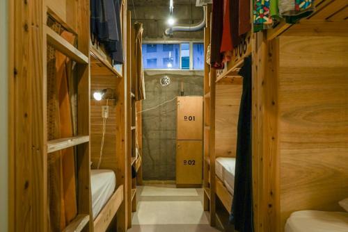 北九州坦噶桌旅舍的一间小房间,内设两张双层床