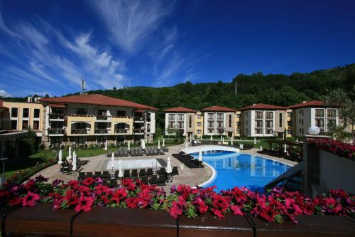 桑丹斯基皮林百樂酒店的享有带游泳池和鲜花的度假村景色