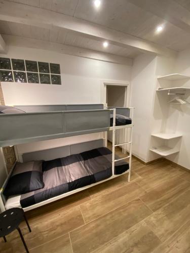 夸尔图-圣埃莱娜Zen Beach Home的客房设有两张双层床和一张书桌。
