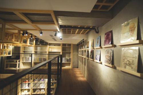 恒春古城三富大酒店FFF Hotel 的墙上挂着照片的房间的楼梯