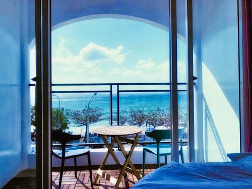 南湾南灣陽光皮小妞 Pii hostel的卧室设有海景阳台。