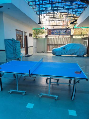 范兰德凡Shri Gaya Prasad Dham的一张乒乓球桌和两把椅子