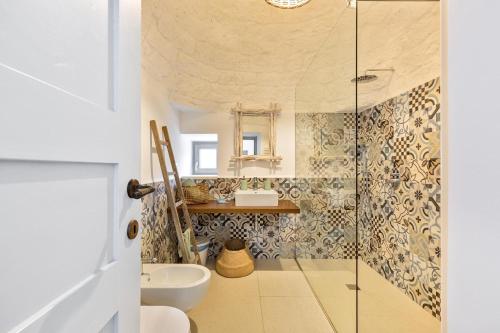 马丁纳弗兰卡I Colmi Trulli Suites by BarbarHouse的带淋浴和盥洗盆的浴室